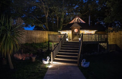 Camborne House | Romantic Treehouse Retreat with Hot Tub & BBQ Lodge