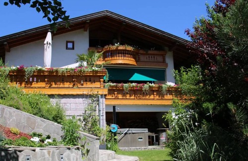 Fulpmes Apartment | Romantic Tyrolian Apartment with Whirlpool & Sauna Retreat