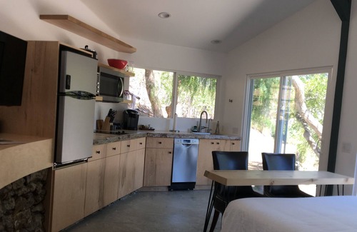 Malibu Cottage | Romantic Vineyard Cottage Oasis*Writers/Creatives Paradise*Stunning Canyon View*