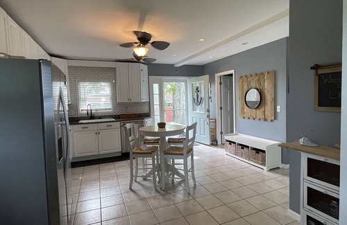 Hilton House | Guest Rated: Romantic Waterfront Beach House with Ocean Views