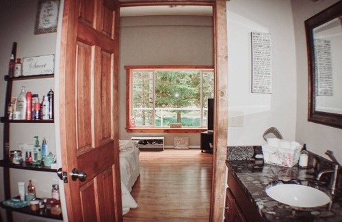 Clark Fork Cabin | Romantic Waterfront Cabin with Pool on Clark Fork River