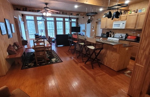 Hot Springs Cabin | Idyllic Waterfront Retreat: Family-Friendly & Pet Welcoming