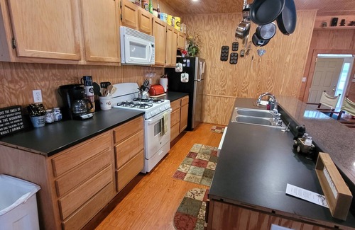 Hot Springs Cabin | Idyllic Waterfront Retreat: Family-Friendly & Pet Welcoming