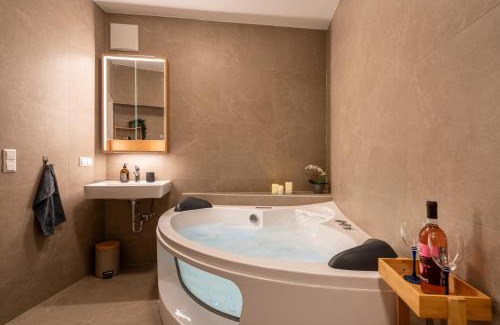 Graz City Centre Apartment | Romantic Wellness Apartment for 2 with Private Sauna & Whirlpool - Free Parking, Quiet City Center by HERO HOMES