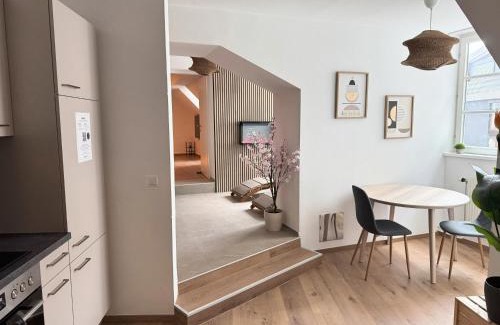 Graz City Centre Apartment | Romantic Wellness Apartment for 2 with Private Sauna & Whirlpool - Free Parking, Quiet City Center by HERO HOMES