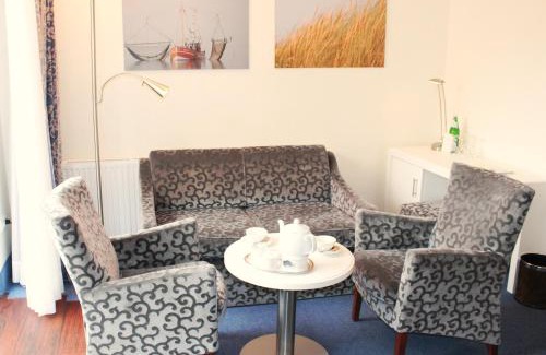 Juist Hotel | Romantik Hotel Achterdiek: 4-Star Retreat with Hot Tub