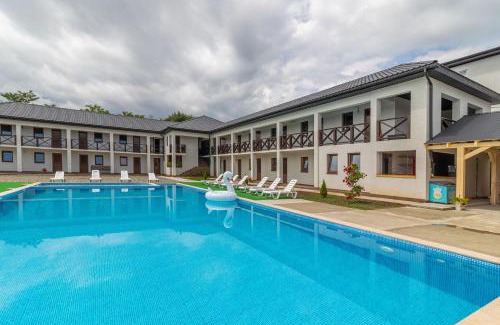 Solotvyno Hotel | Romantika: Cozy Retreat with Pool & Breakfast Included