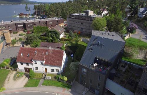 Stare Splavy Apartment | Discover All About the Lake: Family-Friendly with Hot Tub