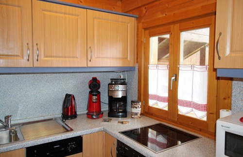 Stamsried Cabin | Cozy Log Cabin 24 - Romantic Retreat with Spa & Kitchen