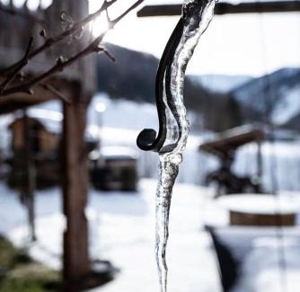 Ramsau Ski Chalet | Cozy Romantische Hütte with Hot Tub and Pet-Friendly Amenities