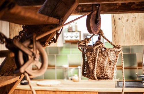 Ramsau Ski Chalet | Cozy Romantische Hütte with Hot Tub and Pet-Friendly Amenities