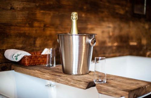 Ramsau Ski Chalet | Cozy Romantische Hütte with Hot Tub and Pet-Friendly Amenities
