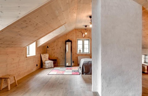Tived Villa | Enchanting Villa by the Lake with Hot Tub for Families