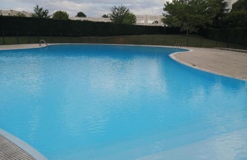 Pouilly Apartment | Indulge in Romance with Spa, Pool, and Ocean Views