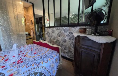 Pouilly Apartment | Indulge in Romance with Spa, Pool, and Ocean Views