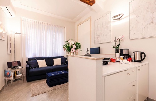 Navona Apartment | Exceptional Campo de' Fiori Home with Free WiFi & Breakfast