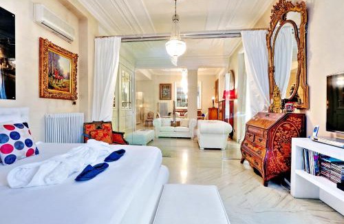 Rione III Colonna Apartment | Elegant Rome Apartment Steps from the Spanish Steps