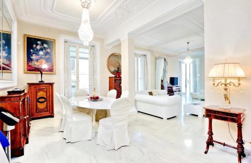 Rione III Colonna Apartment | Elegant Rome Apartment Steps from the Spanish Steps