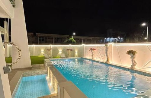 Bukit Baru Villa | Discover RomenVilla Melaka: Pool, Hot Tub & Child-Friendly