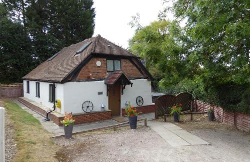 Saintbury House | Cozy Romeo Cottage with Private Hot Tub & Outdoor Space