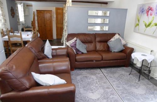 Saintbury House | Cozy Romeo Cottage with Private Hot Tub & Outdoor Space