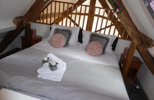 Saintbury House | Cozy Romeo Cottage with Private Hot Tub & Outdoor Space