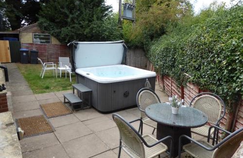 Saintbury House | Cozy Romeo Cottage with Private Hot Tub & Outdoor Space