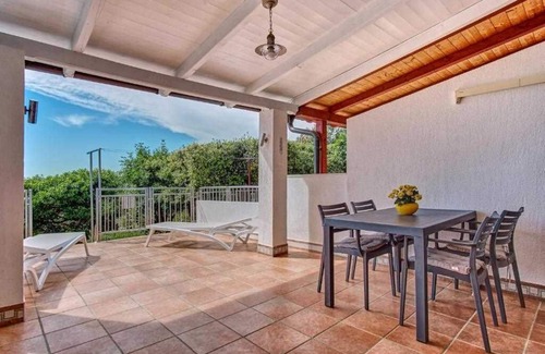 Miholascica Apartment | Guest Rated: Rona Apartment Mateo with Family-Friendly Perks