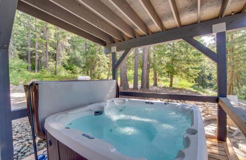 Ronald House | Ronald Cabin with Private Hot Tub Near Trails & Lake
