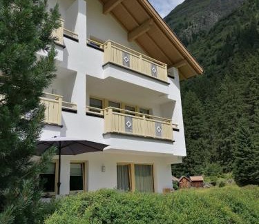 Sankt Leonhard im Pitztal Apartment | Child-Friendly Ronalds Appartements with High Guest Ratings