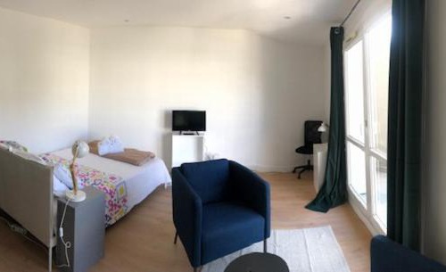 La Metare - Le Portail Rouge Apartment | Charming Rond Point Studio with Balcony, Ideal for Families