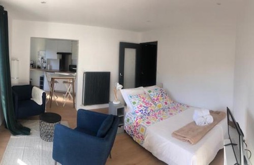 La Metare - Le Portail Rouge Apartment | Charming Rond Point Studio with Balcony, Ideal for Families