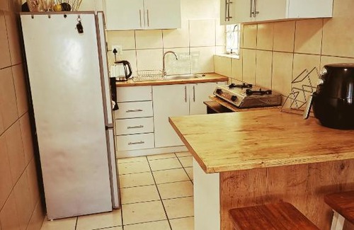 Mowbray Apartment | Budget-Friendly Stay at Rondebosch Mowbray with Kitchen