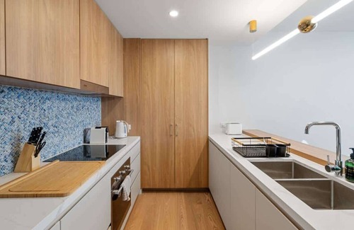 Kangaroo Point Apartment | Elevate Your Stay at The Roocrest - Kangaroo Point Retreat