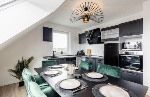 Rheda-Wiedenbruck Apartment | Stylish Apartment with WiFi, Jacuzzi, BBQ & Elevators