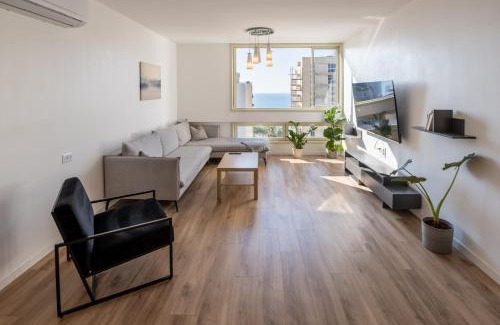 Netanya Apartment | Rooftop Oasis: 4-Star Escape with Ocean Views & Dining