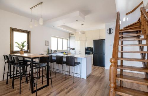 Netanya Apartment | Rooftop Oasis: 4-Star Escape with Ocean Views & Dining