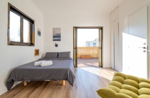 Netanya Apartment | Rooftop Oasis: 4-Star Escape with Ocean Views & Dining