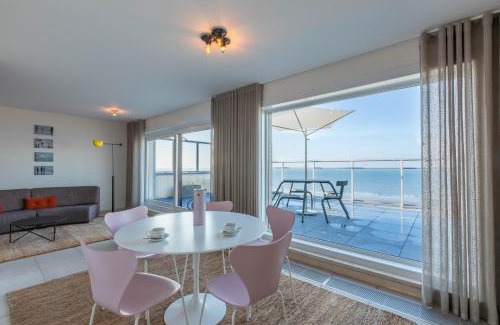 Raversijde Apartment | Scenic Rooftop Getaway with Oceanfront Views & Hot Tub