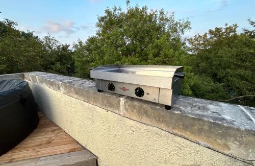 Senlis Apartment | Cozy Rooftop Flat with Ocean View in Central Senlis