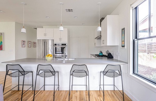Foster Heights House | Modern Comfort at East Side: Family-Friendly with Breakfast