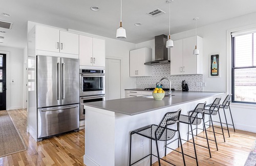 Foster Heights House | Modern Comfort at East Side: Family-Friendly with Breakfast