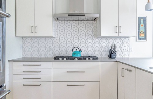 Foster Heights House | Modern Comfort at East Side: Family-Friendly with Breakfast