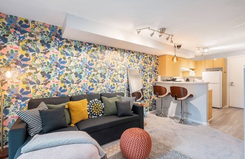 Belltown Condo | Experience Belltown's Boutique Studio with Rooftop Deck Views