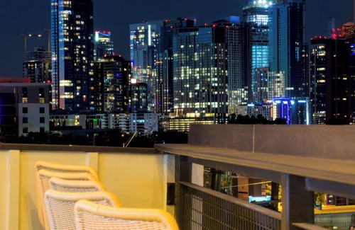 Riverside House | Skyline Views from Rooftop Deck - Guest Rated 10/10