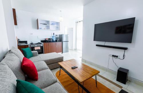 Thompson Estate Apartment | Rooftop Luxe with Queen Bed, Gym and Netflix