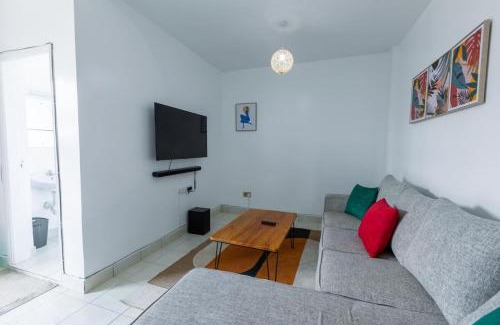 Thompson Estate Apartment | Rooftop Luxe with Queen Bed, Gym and Netflix