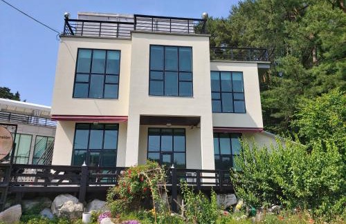 Gangneung House | Tranquil Rooftop Moonlight Pension with Family-Friendly Kitchen