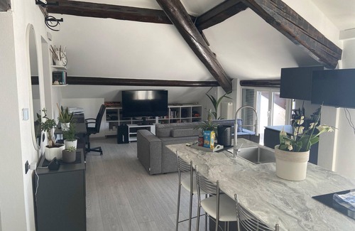 Como City Centre Apartment | Relaxing Rooftop Retreat with Balconies & Pet-Friendly Amenities