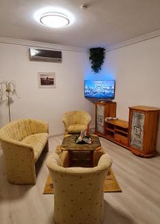Herminamezo Apartment | Stunning Rooftop Panorama with Child-Friendly Amenities